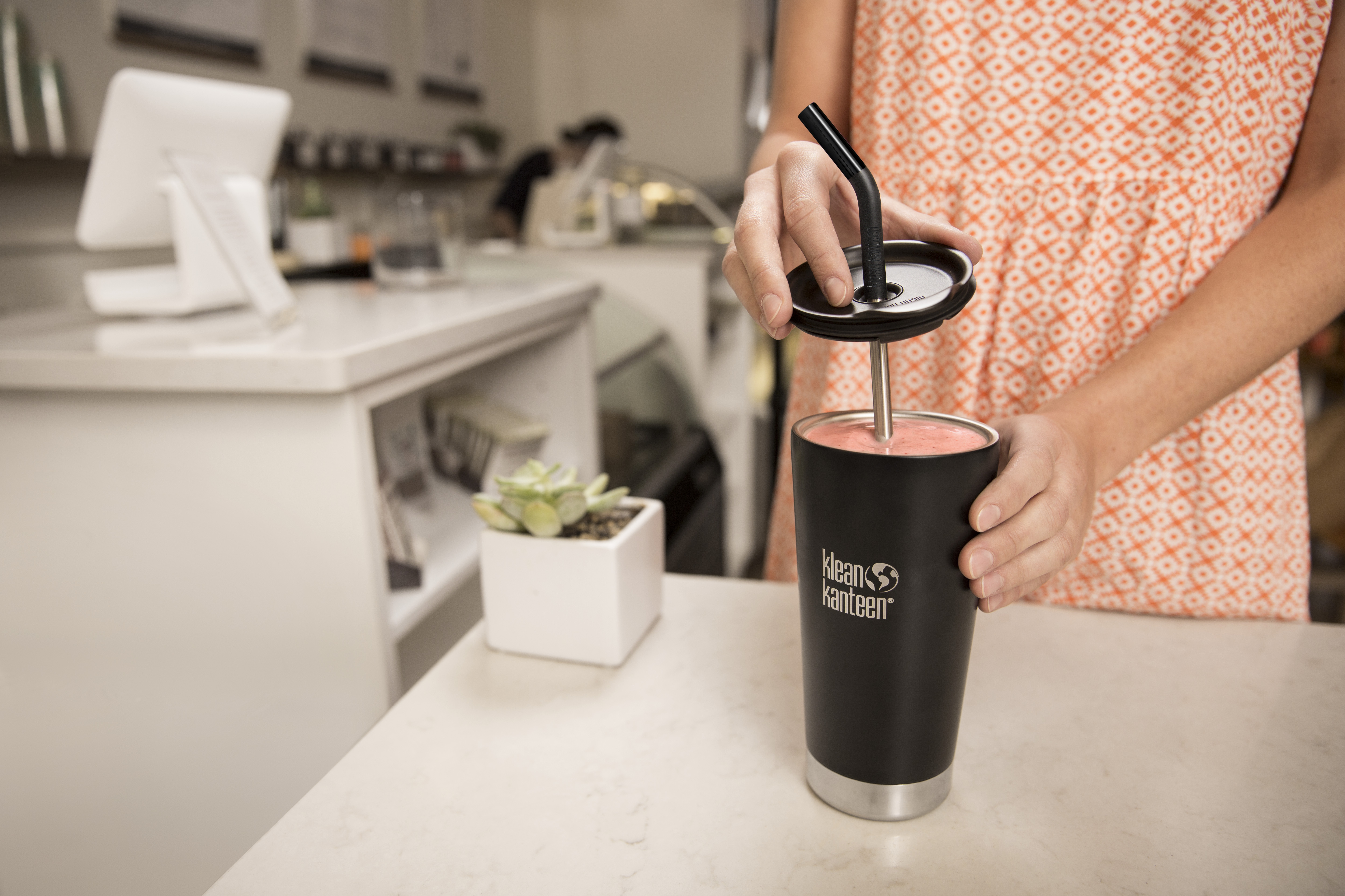 K16VSSC-SB-LS-Smoothie-At-Counter-With-Lid