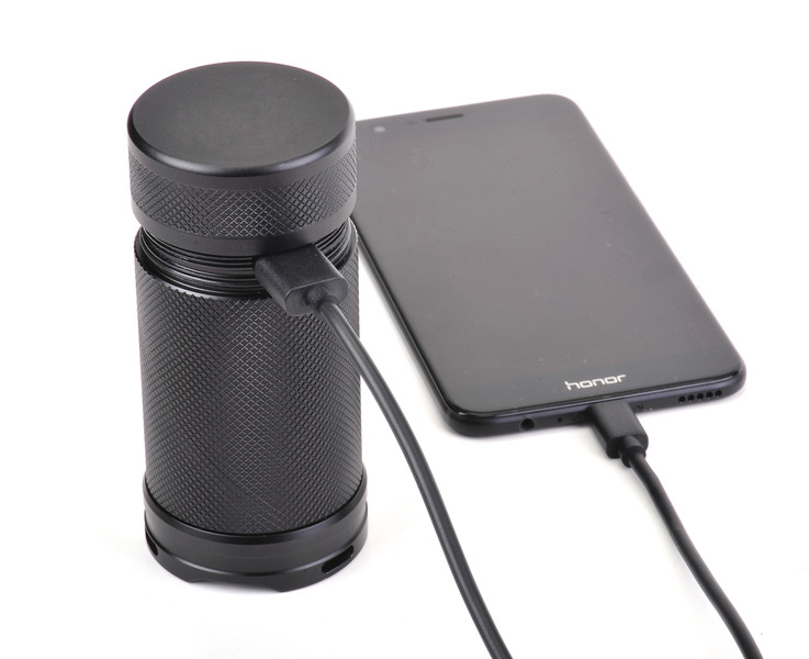 Saint-Torch-30-5600-Lumen-Suchscheinwerfer-LED-Tas_1