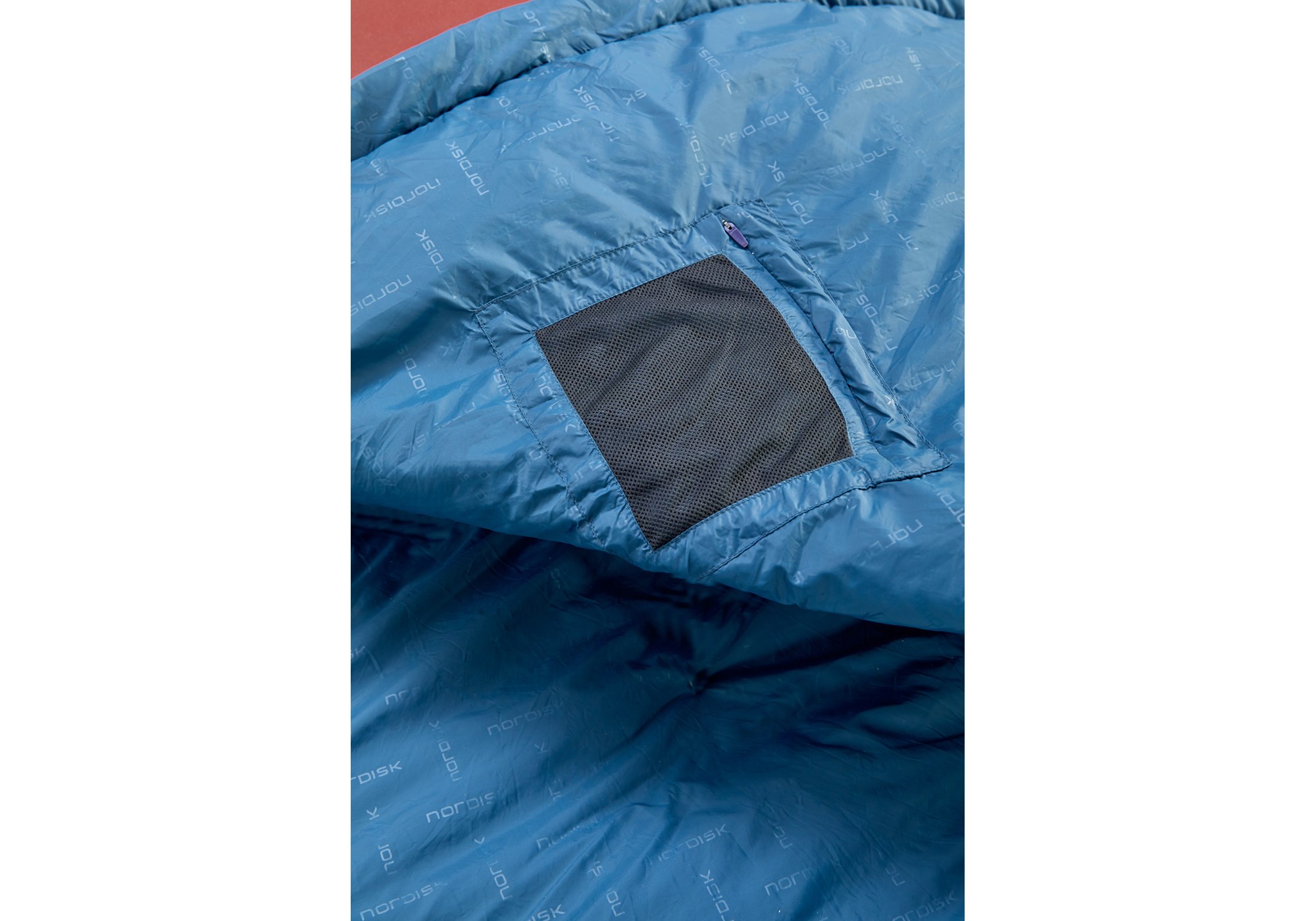 puk-plus-10-blanket-110344-110345-synthetic-filling-sleeping-bag-nordisk-sun-dried-tomato-majolica-blue-syrah-08-lowres