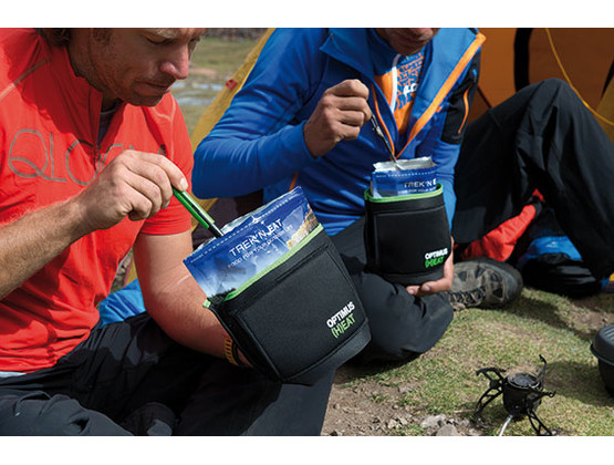 eating-from-tne-pouch-with-sliding-long-spoon-and-folding-ti-long-spoon_martin-bissig-www-bissig-ch