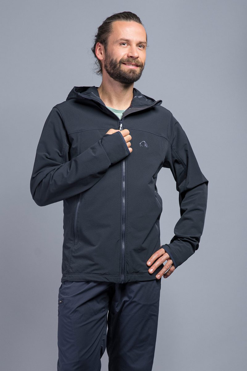 8610701a-800x1200 Tatonka Cesi Mens Hooded Softshell-Jacke