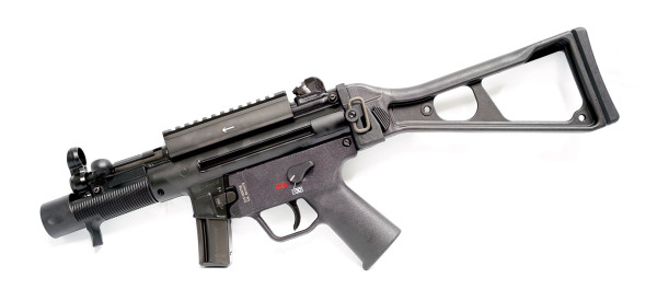 Heckler & Koch SP5K mit Picatinny-Adapter und umklappbarer Schulterstütze 9mm Luger Pistole